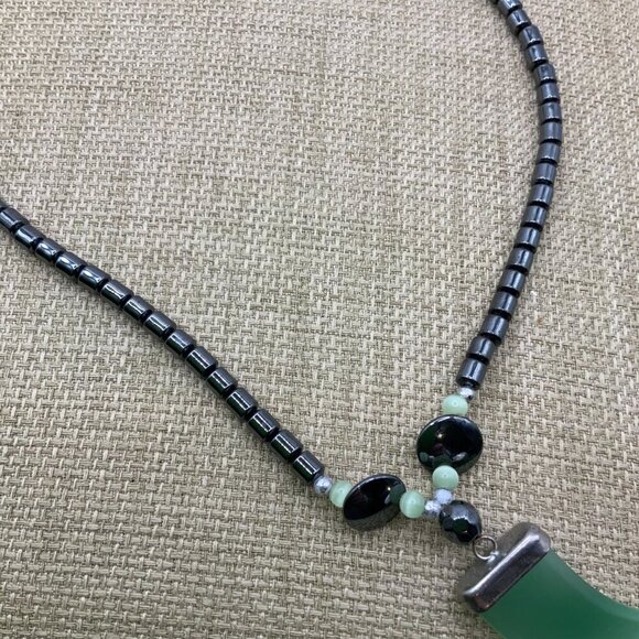 Hematite Vintage Green Aventurine Flat Tooth Claw Horn Necklace - Picture 6 of 7